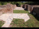 07560 ostia - regio iv - insula iii - domus su via della caupona (iv,iii,4) - raum (b) - bli ri suedwesten - 06-2024.jpg